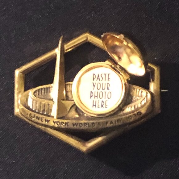 Vintage 1939 New York World's Fair Trylon & Perisphere Locket Pin Brooch - Picture 8 of 9